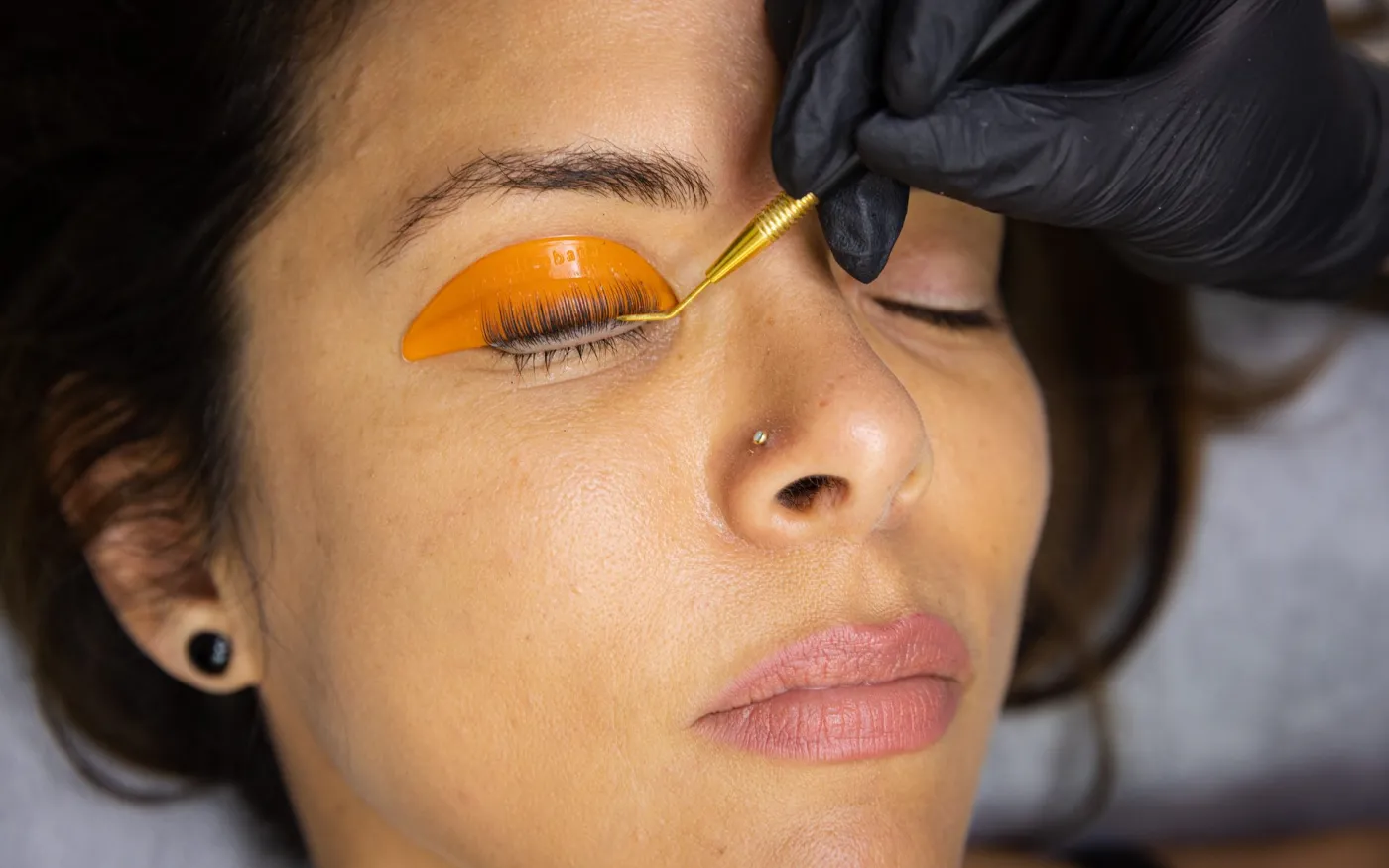 Un lash lifting en proceso sobre un molde de silicona Elleebana.